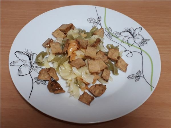 Temppeh s farebnými cestovinami