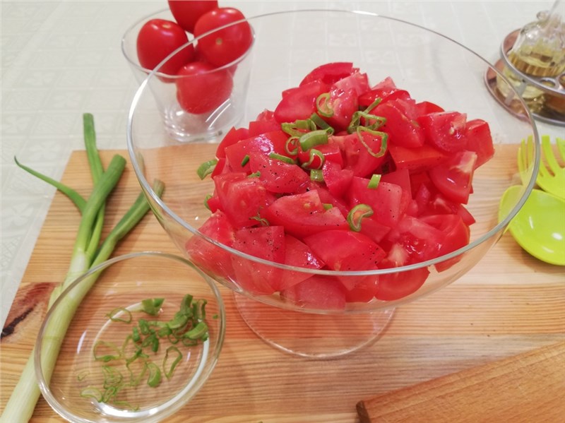 paradajkovy salat recept