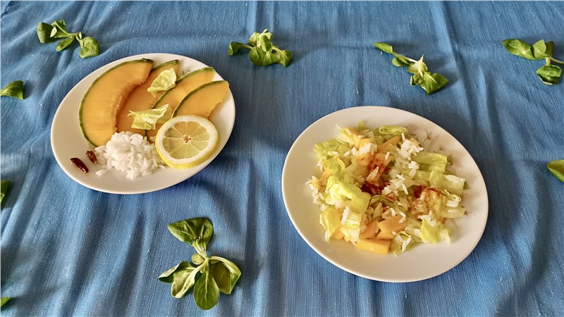pikantný šalát s ryžou a melónu cantaloupe