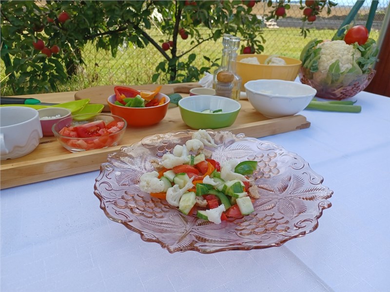 salat so sojovym masom a karfiolom