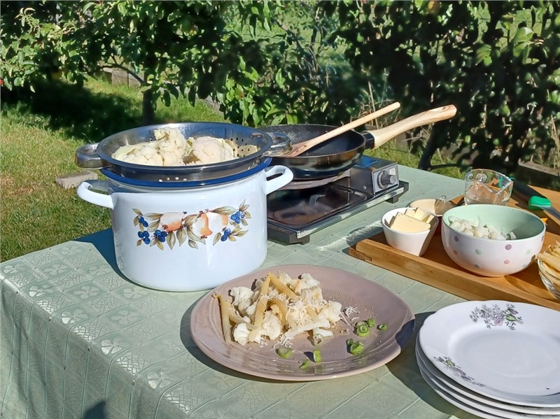 šalát s karfiolom, špargľou a parmezánom