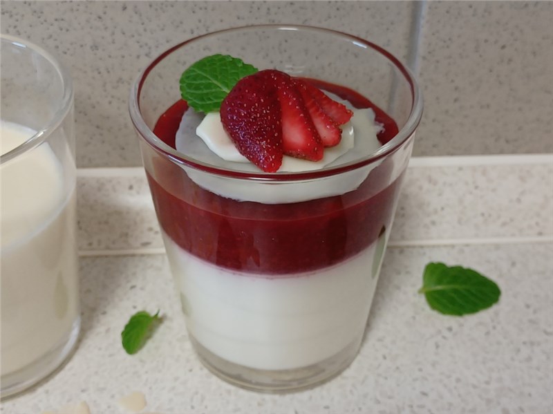 panna cotta s jahodami