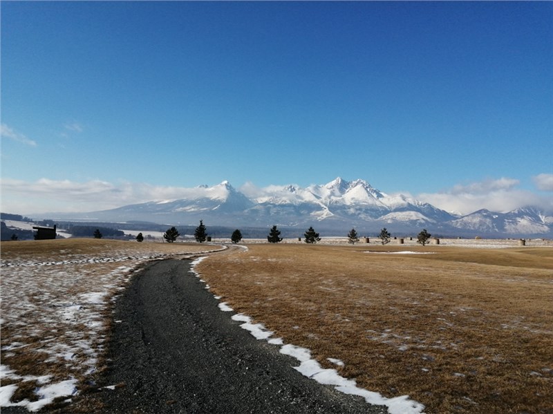 Lomničák z podhoria panoráma