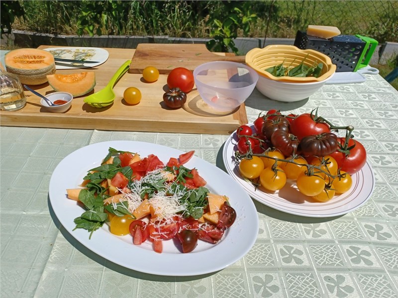 salat z paradajok a melóna cantaloupe