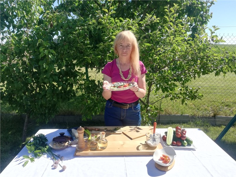 salat z ciernych paradajok