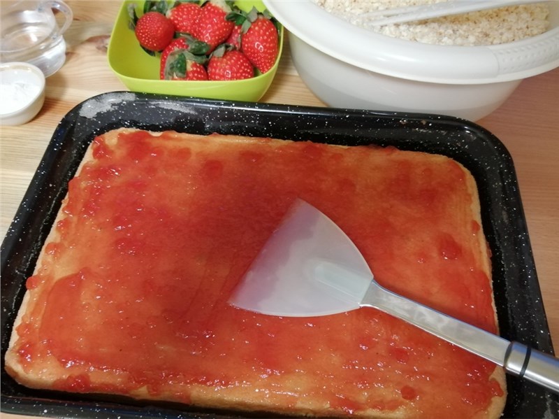 piškótové cesto s jahodovou marmeládou