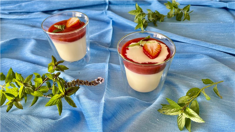 jahodová panna cotta | panna cotta | dezert zo smotany a želatiny