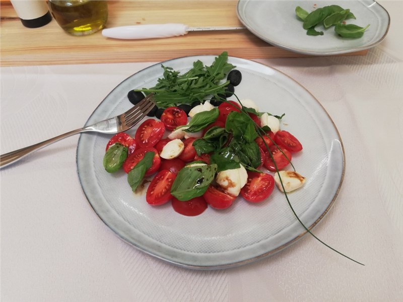 Caprese šalát s mozzarellou a paradajkami