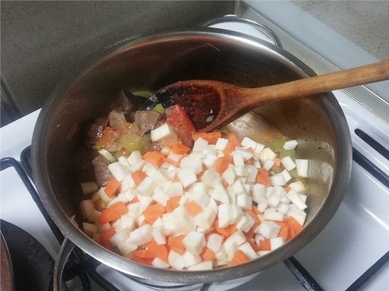 ragu a koreňová zelenina